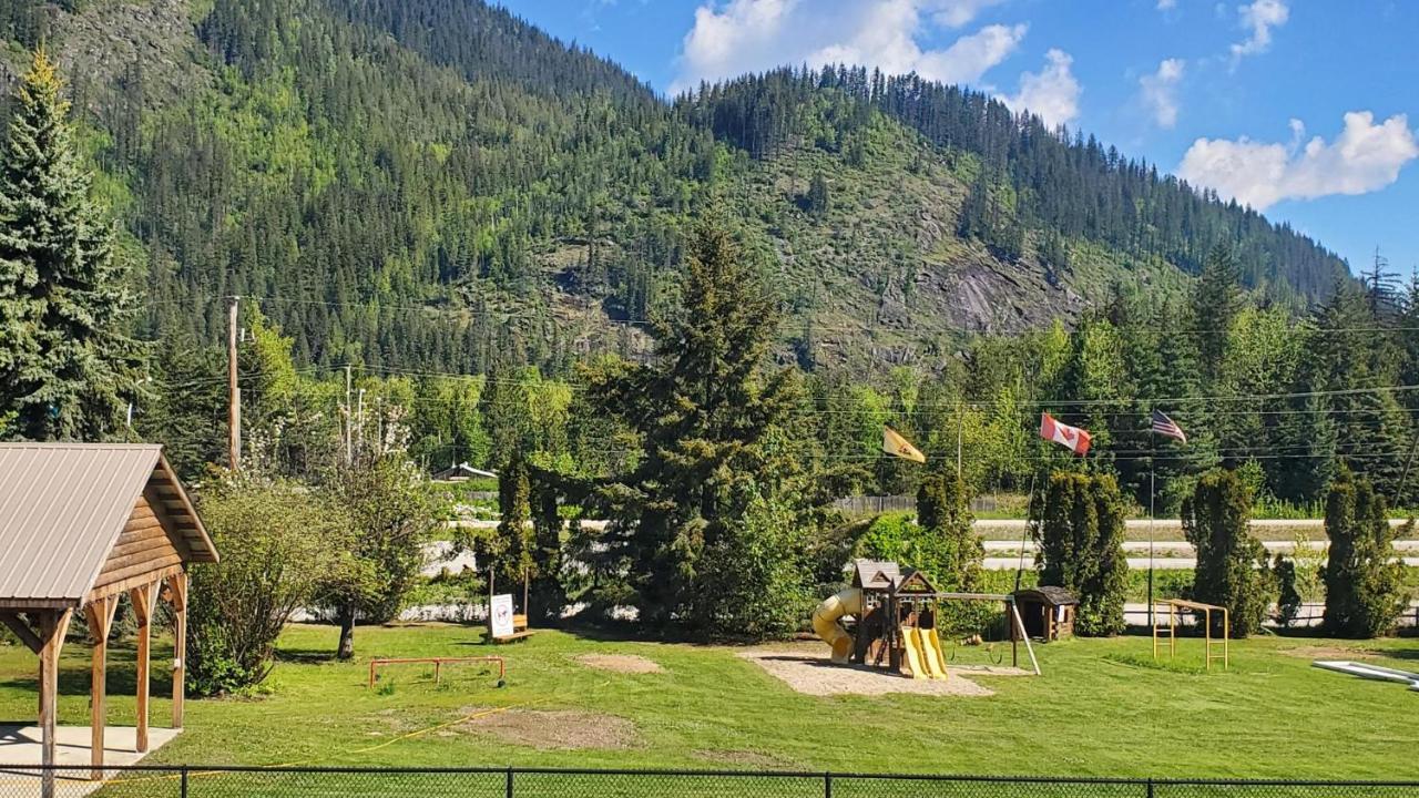 Sicamous Rv & Cabin Resort Malakwa Esterno foto